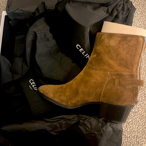 Celine - BACK BUCKLE ZIPPED ISAAC BOOT IN SUEDE CALFSKIN
TAUPE - Picture 7 of 7